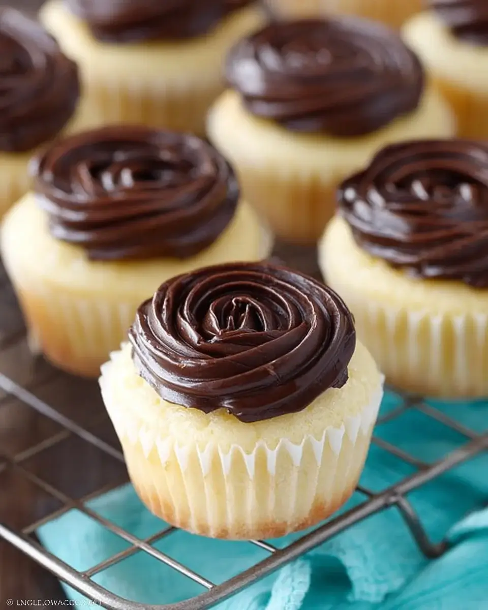 Boston Cream Pie Cupcakes: Indulge in This Delightful Recipe!